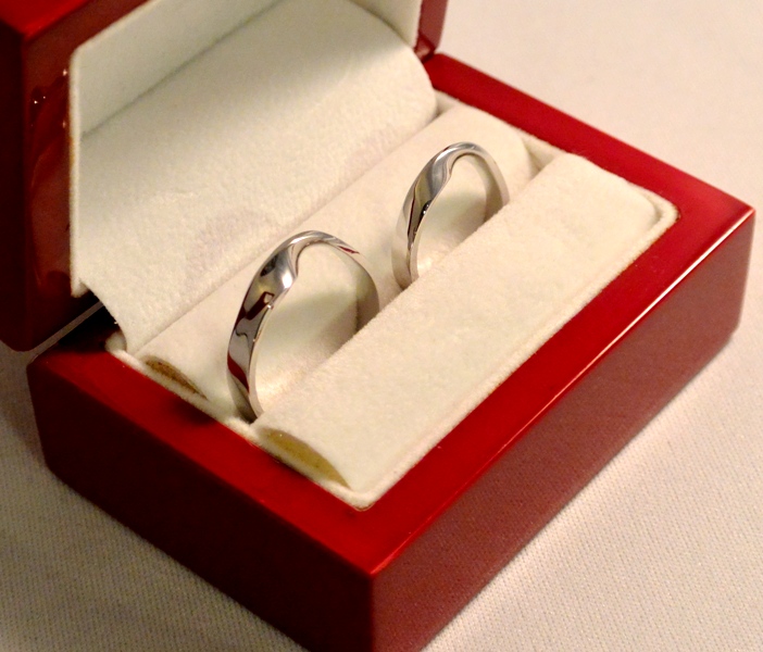 Voici une paire d'alliances et anneaux de Moebius en or blanc.