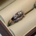 Alliance dame en or blanc et diamants venant compléter la bague de fiançailles.