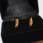 Voici une paire d'alliances demis jonc somme tout assez classique cependant elles ont été faites avec l'or d'une grosse médaille familiale dont j'ai du modifier un peut l'alliage pour parvenir à travailler le métal du bijoux à recycler ce qui nous donne un or à couleur particulière entre le rose et le jaune.