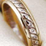 Paire d’alliances en forme de corde, or jaune et blanc sertie de diamants pour celle de la future mariée.