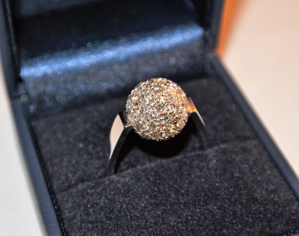 Voici une bague en or blanc, la boule de 1 cm de diamètre est couverte de 41 petits diamants de 2 mm pour obtenir une bonne couverture.