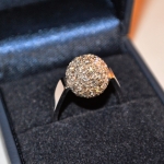 Voici une bague en or blanc, la boule de 1 cm de diamètre est couverte de 41 petits diamants de 2 mm pour obtenir une bonne couverture.