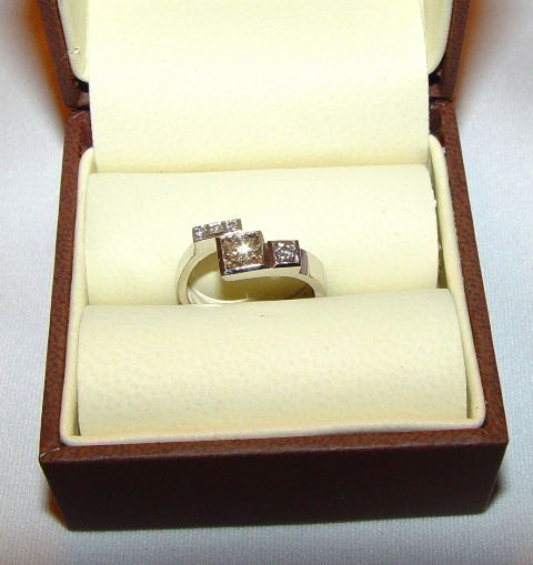 Bague or blanc et diamants faite sur la base d'un croquis du client.