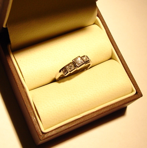 Voici une bague en or blanc sertie de diamants réalisée sur base du croquis du client.