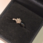 Un diamant en solitaire monté sur un bague or blanc.