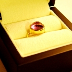Bague or jaune avec une améthyste en solitaire, réalisée à partir d'anciens bijoux du client.