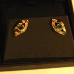 Et les boucles d'oreilles s'accordant à la bague.