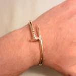 Voici un bracelet or rose en forme de clou ou j'ai placé des diamants récupérés sur une bague