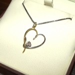 Petit cœur tendre (bis) Cette pièce est une variante de ma création initiale faite à la demande. Pendentif cœur or jaune et blanc rhodié avec 3 petits diamants.