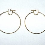 Créole de 45 mm de diamètre en or jaune avec un système d'attache à visser discret pour oreilles non percées.