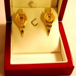 Et la paire de boucles d'oreilles or jaune montées en système clip venant compléter la bague et le collier.