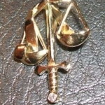 Pendentif en or jaune et diamant, balance de la Justice avec son bandeau.