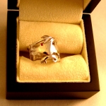 Bague dragon en or blanc avec pour œil un rubis. Réalisée à partir des croquis du client.