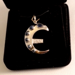 Pour cette pièce l'on m'a confié ces 6 saphirs cabochons aux formes improbable, ces 3 diamants, l'instruction de faire un E stylisé comme celui de l'Euro mais pas comme celui de l'euro et le tout en or blanc.
