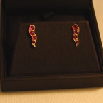 Une paire de boucles d'oreilles or jaune et rubis réalisée à partir d'anciens bijoux.