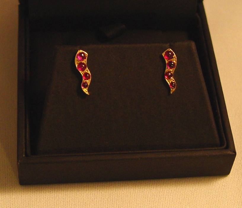 Une paire de boucles d'oreilles or jaune et rubis réalisée à partir d'anciens bijoux.