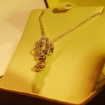 Pendentif en argent. Sculpture d'un dragon chinois se lovant autour d'une clef de vie.