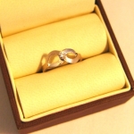 Bague en or blanc sertie d'un diamant monté en solitaire.