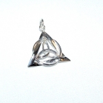 Pendentif triquetra, triangle et cercle en argent, symboles de vie et de continuité, réalisé sur base du croquis du client