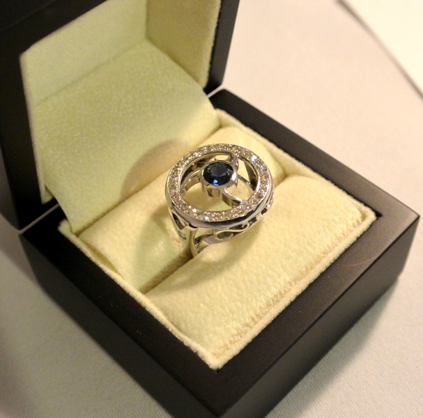 Voici une bague en or blanc saphir et diamants réalisée à partir du cadran d'une vieille montre.