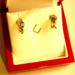 Les bouscles d'oreille or jeune émeraudes et diamants...