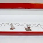Bracelet argent et petits cœurs.
