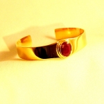 Bracelet or jaune avec un rubis, réalisé avec d'anciens bijoux du client.