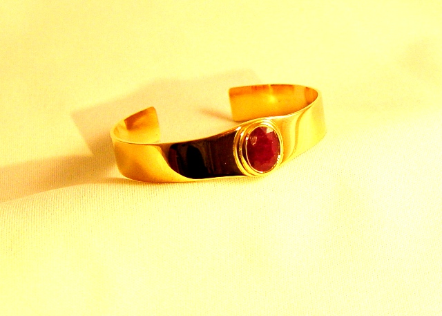Bracelet or jaune avec un rubis, réalisé avec d'anciens bijoux du client.