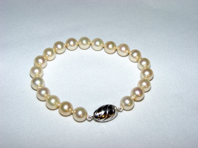 Bracelet de perles avec fermoir cliquet en or blanc.