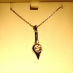 Pendentif en or blanc et diamant taille rose. Pièce réalisée à partir d'anciens bijoux qui ont trouvé une nouvelle vie.