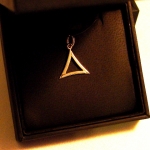 Triangle ouvert à bord fin, une création personnel. Pendentif en argent.