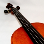 Mise en place de petit repère en argent pour un apprenti violoniste.