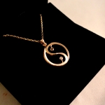 Ying yang en or rose avec diamants blanc et noire.