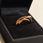 Voici une bague faite de 3 anneaux entrelacés, réalisée avec le veil or du client.