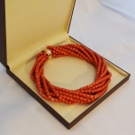 Collier de perles de corail 8 rangs avec un fermoir or jaune.