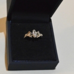 Voici une bague or blanc dont les diamants ont été récupérés sur une paire de boucles d'oreilles et une bague pour trouvé une nouvelle vie.