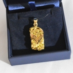 Voici une compression réalisée à partir vieux bijoux pour en faire un pendentif pour son mari.