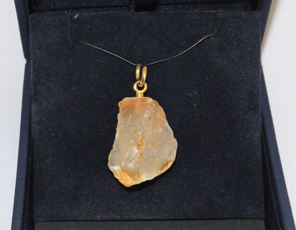 Voici une création un peut improbable que l'on m'a confiée, un morceau de quartz trouvé en balade que je suis parvenu à percé pour y metre une bélière en or jaune.