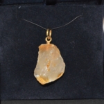 Voici une création un peut improbable que l'on m'a confiée, un morceau de quartz trouvé en balade que je suis parvenu à percé pour y metre une bélière en or jaune.