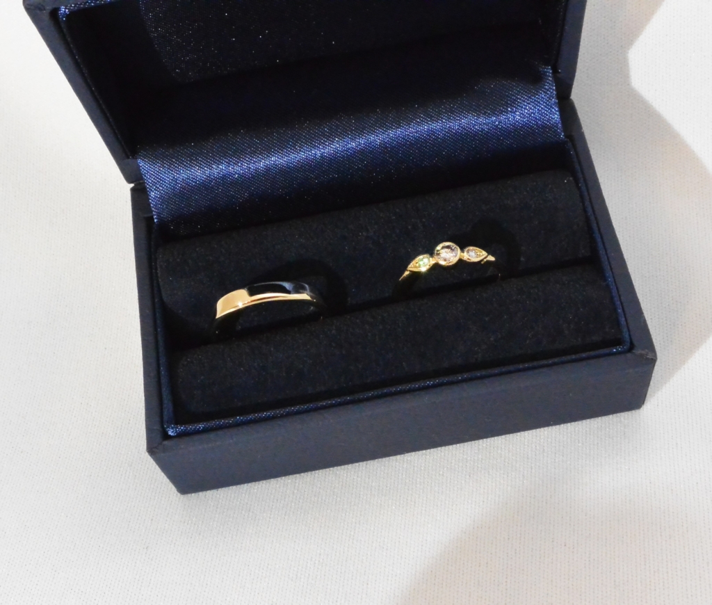 Voici une paire d'alliance or jaune réalisées avec l'or du client. Celle de monsieur est plate à coins coupé et celle de madame est sertie de diamant.