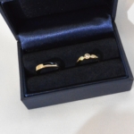 Voici une paire d'alliance or jaune réalisées avec l'or du client. Celle de monsieur est plate à coins coupé et celle de madame est sertie de diamant.