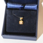 Voici un pendentif or jaune avec un diamant de 35 points. Une monture sobre pour une belle mise en valeur. Sur cette pièce j'ai pu travaillé avec de l'or recyclé de vieux bijoux non désiré.