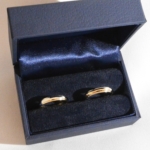 Voici une paire d'alliances bicolore, or jaune et blanc. Les ors ont été récupérés d'ancien bijoux.