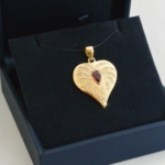 Voici un pendentif or jaune, rubis et diamants entre la feuille et le cœur ainsi que les croquis du projets.