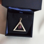 Pour ce pendentif en argent, l'améthyste a été récupérée sur un ancien bijou et j'ai fait un nouvelle habillage autour.