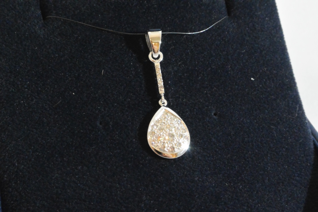 Voici un pendentif, en or blanc pavé de diamants.