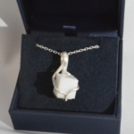 Ici, nous avons un pendentif en argent et marbre blanc de Carrare.
