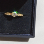 Voici une bague or jaune, diamant taille ancienne au centre et des diamants taille rose sur les flans. La matière première de cette bague a été récupérée sur de vieux bijoux de famille indésirable.