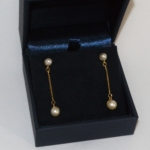 Voici une paire de boucles d'oreilles or jaune et perles. Chaque élément a été récupéré sur de vieux bijoux.