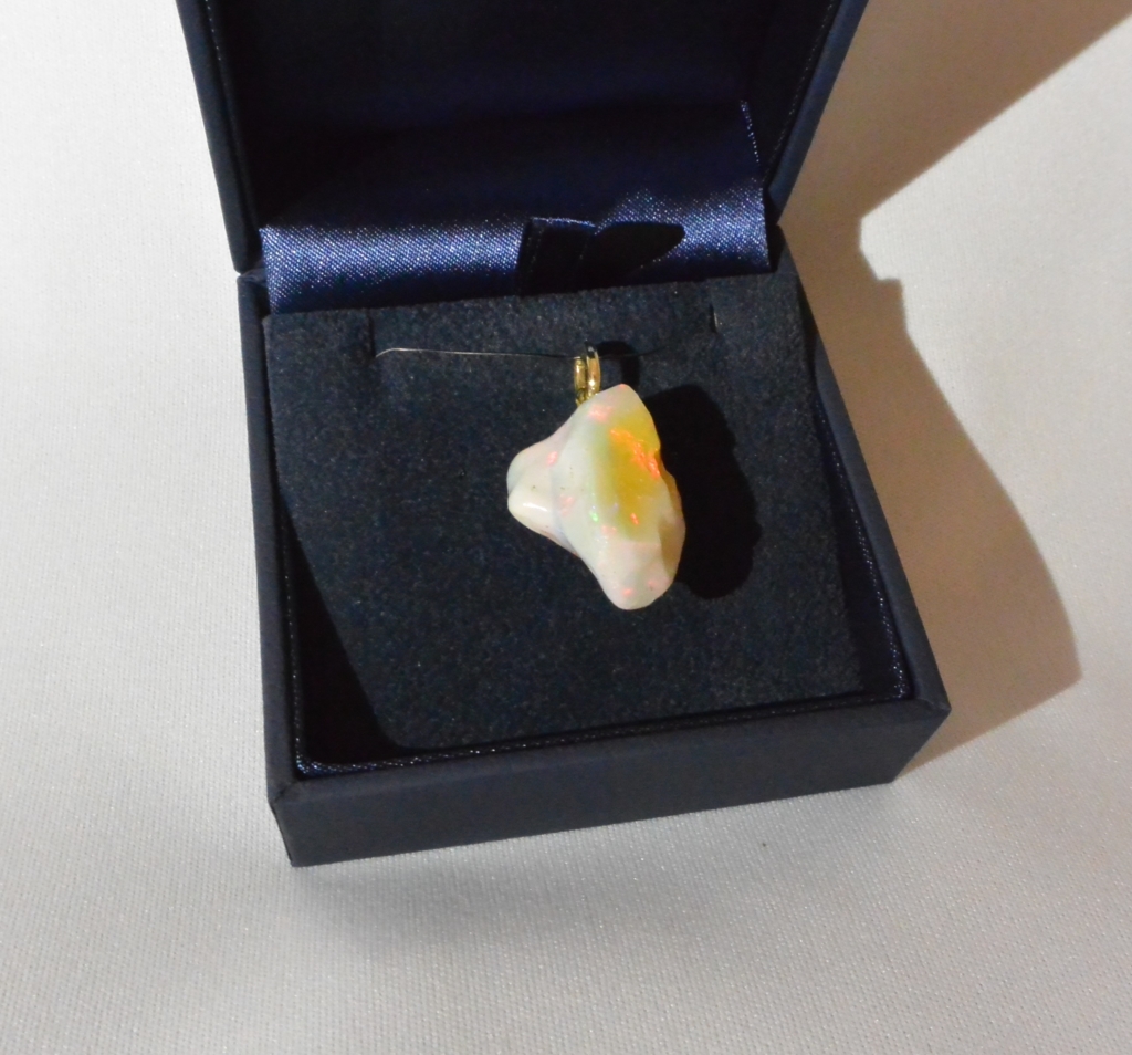 Ici quelque chose de particulier, une opale brute que où j'ai percé une carotte afin d'y placé une bélière en or jaune.